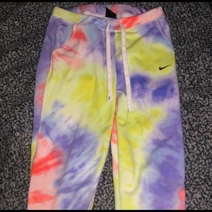 Colorful Nike sweats ✨